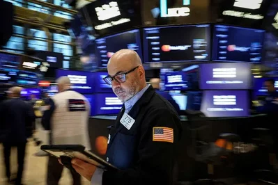Wall Street Falls as Rising Yields Pressure AI Stocks