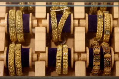 Gold prices drop on rising yields and inflation fears
