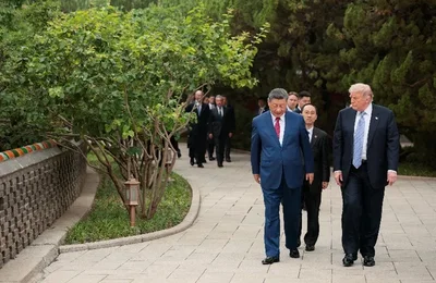 习近平陪同特朗普罕见游览中南海园林