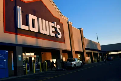 Lowe's beats quarterly sales estimates on pro demand