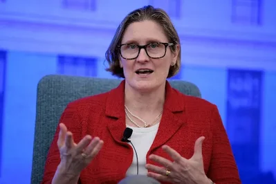 بولسون من Fed ترجح تثبيت الفائدة أو رفعها