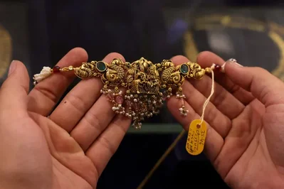 Gold prices drop as oil costs lift rate hike expectations