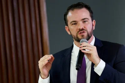 The Brazilian government is finalizing a debt renegotiation plan for the agribusiness sector that includes a credit guarantee fund. Finance Minister Dario Durigan confirmed the program will offer a two-year grace period and a ten-year total repayment window for farmers who can prove weather-related losses.