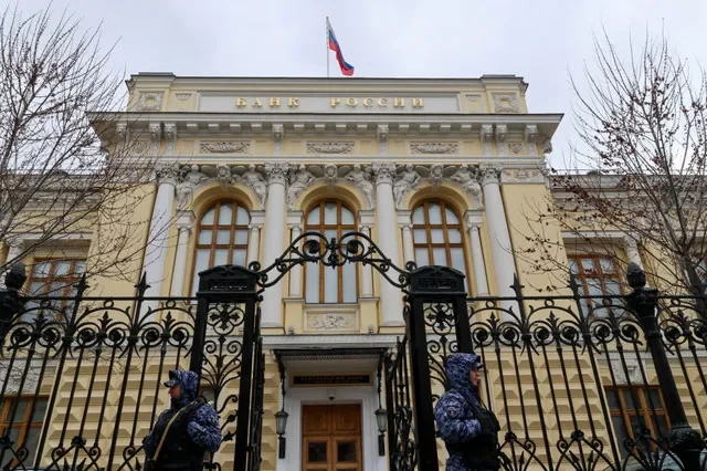 FILE PHOTO: Members of the Russian National Guard (Rosgvardiya) stand outside the headquarters of the Russian Central Bank on the day of a key rate-setting meeting in Moscow, Russia, April 24, 2026. REUTERS/Anastasia Barashkova/File Photo