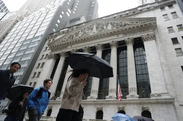 คนเดินเท้าเดินผ่านตลาดหลักทรัพย์นิวยอร์ก (NYSE) ในนครนิวยอร์ก สหรัฐอเมริกา วันที่ 21 พฤษภาคม 2026. REUTERS/Jeenah Moon