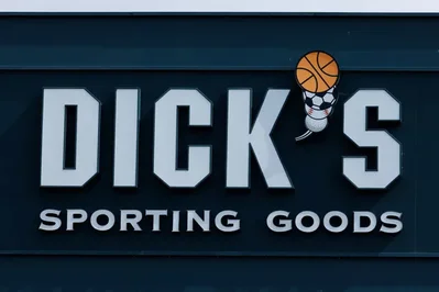 شركة Dick's Sporting Goods تخفض توقعات أرباحها السنوية