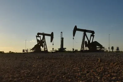 Petróleo cai 5 por cento com esperança de acordo EUA-Irão