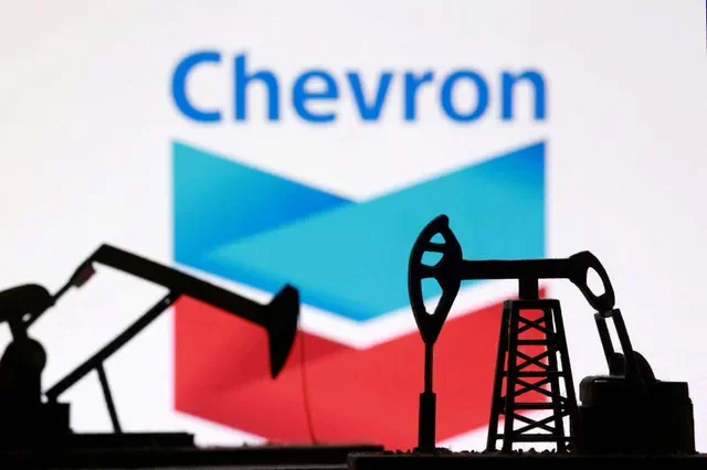 资料图片:抽油机与 Chevron 标志。路透社/Dado Ruvic/插图/资料图片