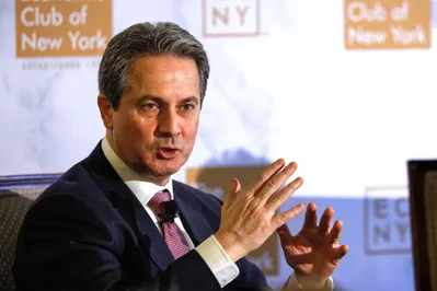 مسؤولو Fed يلوحون برفع الفائدة وسط نقاشات الذكاء الاصطناعي