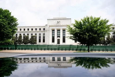Current and former officials warned at a conference in Croatia that political interference is rising as central banks maintain high interest rates to curb inflation. Policymakers noted that high government debt and calls for lower rates threaten the credibility needed to ensure long-term price stability.
