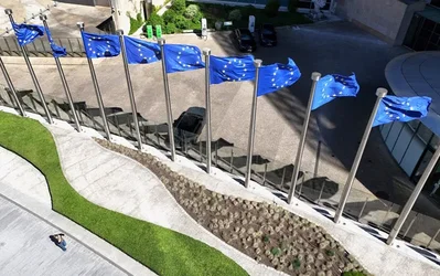 Finance ministers from the EU's six largest economies agreed to support centralized market supervision. This move aims to boost investment and global competition.