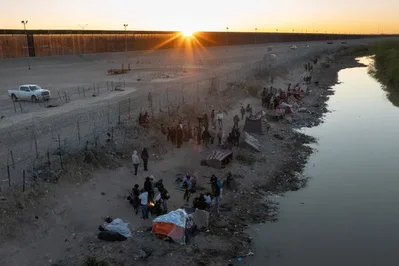 Tribunal avala ley de detención de migrantes en Texas