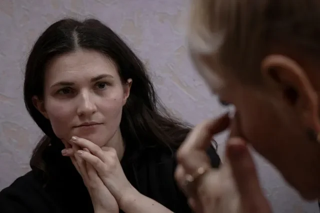 Roksolana Makar วัย 29 ปี เจ้าหน้าที่สืบสวนคดีอาชญากรรมสงครามจากองค์กรไม่แสวงหากำไร Truth Hounds ของยูเครน กำลังสัมภาษณ์หญิงรายหนึ่งที่ระบุว่าเธอถูกกองกำลังรัสเซียที่เข้ายึดครองทรมานและข่มขืนในปี 2565 ณ เมืองอิซุม ประเทศยูเครน REUTERS/Thomas Peter