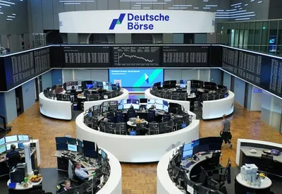 European Shares Slip as Tech Rally and Geopolitics Weigh