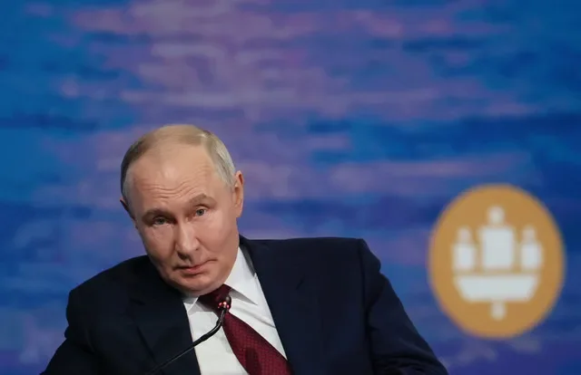 Vladimir Putin held a friendly one-on-one meeting with former German Chancellor Gerhard Schroeder. The Kremlin noted the talks were part of informal contacts.