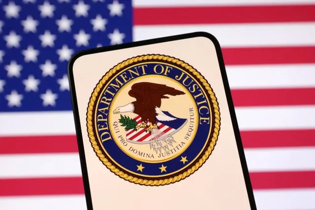 O logótipo do Departamento de Justiça dos Estados Unidos e a bandeira dos EUA são vistos nesta ilustração registada a 23 de abril de 2025. REUTERS/Dado Ruvic/Ilustração
