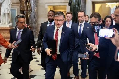 O presidente da Câmara dos Representantes, Mike Johnson, reuniu-se com o antigo presidente Donald Trump para debater a renovação da lei de vigilância antes da sua expiração na sexta-feira. Os legisladores manifestam preocupação quanto à escolha de um novo chefe para os serviços de espionagem.