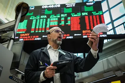 As ações globais e os futuros dos EUA registaram perdas enquanto os investidores aguardam os dados do CPI de maio, que deverão mostrar a inflação acima de 4 por cento. O sentimento do mercado permanece cauteloso perante as novas hostilidades entre os EUA e o Irão e a expectativa de subidas de taxas pelo ECB e pelo Banco do Japão.