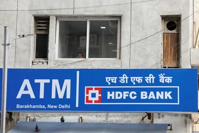 Grandes bancos indianos como o HDFC Bank e o Yes Bank subiram as taxas de juro em depósitos de moeda estrangeira até 300 pontos base para atrair dólares. A medida surge após o Reserve Bank of India aliviar restrições regulatórias e cobrir custos de cobertura cambial para apoiar a rupia.