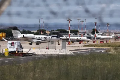 As refinarias italianas elevaram a produção de combustível para aviação para satisfazer 70% da procura nacional. Esta mudança estratégica visa reduzir a dependência de importações dispendiosas num contexto de crescentes tensões no Médio Oriente.