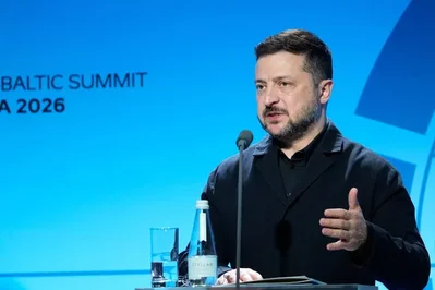 O Presidente Volodymyr Zelenskiy assinou um acordo tecnológico com a Letónia numa cimeira em Talín para partilhar experiência no campo de batalha e iniciar a produção conjunta. O pacto surge após o Kremlin afirmar que a Europa não está preparada para mediar conversações de paz.