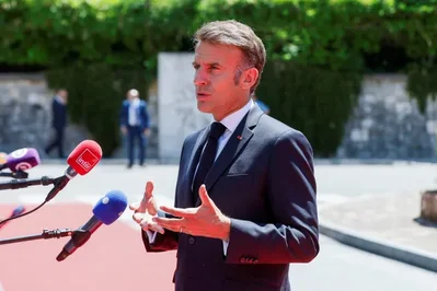 O Presidente francês Emmanuel Macron presidirá na quinta-feira a uma videoconferência com os líderes do G7 e da China para abordar desequilíbrios económicos globais. O encontro visa promover uma ação coordenada entre as principais economias antes da próxima cimeira do G7 em Evian.