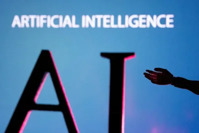 As empresas chinesas estão a realizar reduções graduais da força de trabalho para integrar a inteligência artificial, evitando o escrutínio governamental sobre a estabilidade social. Analistas estimam que quase dez por cento dos empregos na China correm elevado risco de substituição.