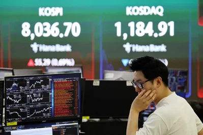 Os investidores estrangeiros retiraram um valor líquido de 27,08 mil milhões de dólares das ações regionais este mês, pressionados pelas hostilidades no Médio Oriente. Coreia do Sul e Taiwan lideraram as saídas, enquanto o MSCI Asia Pacific caiu mais de 4% após resultados tecnológicos fracos.