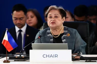 A ministra das Relações Exteriores das Filipinas, Ma. Theresa Lazaro, irá reunir-se com grupos étnicos de Myanmar para procurar soluções. Na qualidade de enviada da ASEAN, a diplomata tem como objetivo facilitar a reaproximação regional e a estabilidade na zona.