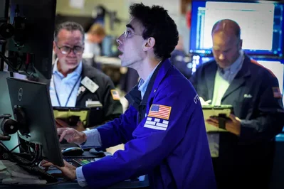 Các chỉ số chính của Wall Street giảm điểm vào chiều thứ Tư khi tổn thất từ nhóm cổ phiếu công nghệ và căng thẳng tại Iran lấn át dữ liệu lạm phát thấp. Chỉ số Nasdaq giảm 0,65% trong khi chỉ số Dow Jones mất 112 điểm.