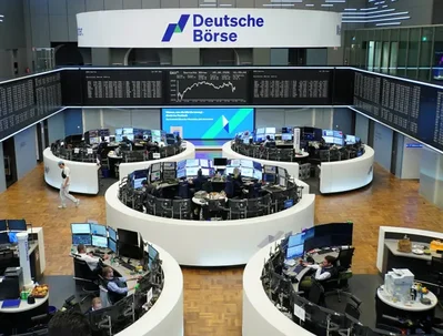 O índice STOXX 600 manteve-se inalterado na manhã de quarta-feira enquanto os investidores acompanhavam os esforços diplomáticos no Médio Oriente e aguardavam uma subida de 25 pontos base nas taxas de juro pelo ECB. A banca italiana subiu com propostas de compra rivais pelo Monte dei Paschi.