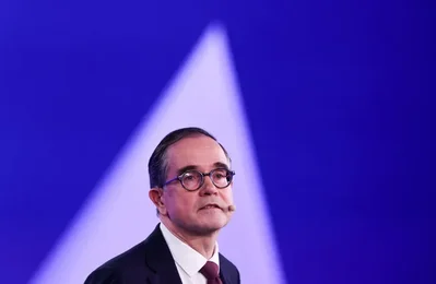 O CEO da Renault, Francois Provost, afirmou que a União Europeia deve incentivar os fabricantes chineses a adquirir componentes na região em vez de apenas montarem veículos. O executivo sublinhou que noventa e cinco por cento do valor acrescentado provém da produção de peças.