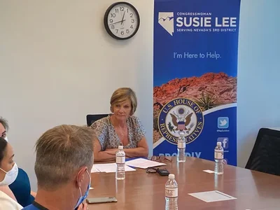 Os eleitores democratas nomearam a incumbente Susie Lee para o 3.º Distrito Congressional do Nevada na terça-feira. A candidata derrotou três adversários numa corrida considerada fundamental num estado decisivo para o equilíbrio de poder parlamentar.