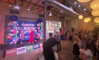 O senador Lindsey Graham venceu a primária republicana na noite de ontem após obter mais de 245.000 votos, evitando uma segunda volta. Graham enfrentará a democrata Annie Andrews nas eleições gerais, depois de a pediatra de Charleston ter derrotado dois opositores com uma vantagem sólida.