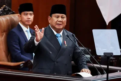 O Bank Indonesia efetuou uma subida surpresa de 25 pontos base na taxa de juro com o apoio do governo para enfrentar a crise de confiança dos investidores. As autoridades aumentaram o preço dos combustíveis em 32 por cento e suspenderam injeções de liquidez para priorizar a estabilidade económica.