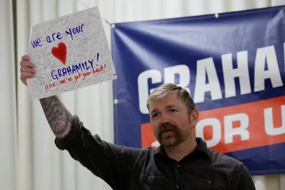O estreante democrata Graham Platner garantiu a vitória nas primárias para o Senado dos EUA no Maine, apesar de controvérsias recentes. Na Carolina do Sul, Nancy Mace perdeu a corrida para o governo, enquanto Lindsey Graham evitou uma segunda volta, num cenário de sucesso para os candidatos de Trump.