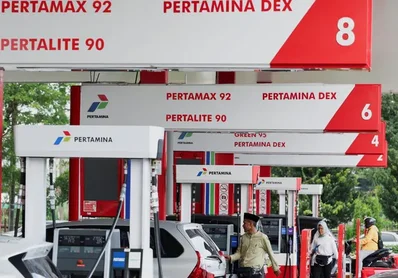 A empresa estatal Pertamina elevou o preço da gasolina de 92 octanas para 16 250 rupias por litro para conter os custos crescentes com subsídios. O Ministro das Finanças, Purbaya Yudhi Sadewa, antecipa um impacto inflacionário limitado, dado que a medida exclui transportes públicos e a Pertalite.
