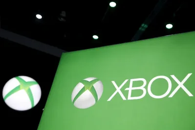 Microsoft planea implementar importantes recortes de personal y reducciones presupuestarias en su división Xbox tras el cierre del año fiscal el 30 de junio. La directora ejecutiva Asha Sharma busca reestructurar la unidad de videojuegos tras reportar una caída en los ingresos anuales y estrechos márgenes de beneficio.