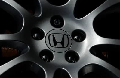 Honda Motor America กำลังเรียกคืนรถยนต์มากกว่าหนึ่งล้านคันเนื่องจากขวดน้ำยาประสานในชุดซ่อมยางเกิดความบกพร่องซึ่งอาจระเบิดได้ภายใต้แรงกดดัน โดยตัวแทนจำหน่ายจะดำเนินการเปลี่ยนชิ้นส่วนที่ได้รับผลกระทบให้แก่เจ้าของรถยนต์รุ่น Accord และ CR-V ไฮบริดบางรุ่นโดยไม่มีค่าใช้จ่าย