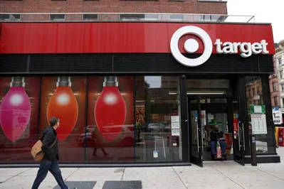 Los accionistas de Target votaron en contra de una propuesta para separar los cargos de presidente del consejo y liderazgo ejecutivo en la junta general anual. La decisión permite que el presidente ejecutivo Brian Cornell mantenga la supervisión mientras el minorista enfrenta un entorno macroeconómico complejo y una intensa competencia de precios.