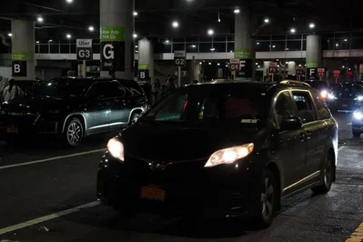 Uberは、正当な理由なく運転手のアカウントを停止することを制限するニューヨーク市の新法に対し、施行の差し止めを求める訴訟を提起しました。同社は、この法律が危険な可能性のある運転手の継続雇用を強いるものであり、公共の安全を損なうとともに憲法上の権利を侵害していると主張しています。
