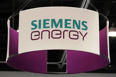 Vinod Philip, director de la división eólica de Siemens Energy, advierte que la falta de determinación en la expansión marina europea podría obligar a reducir recursos. El sector enfrenta un déficit de 40 gigavatios frente a los objetivos de 2030 por retrasos regulatorios y riesgos de conexión.
