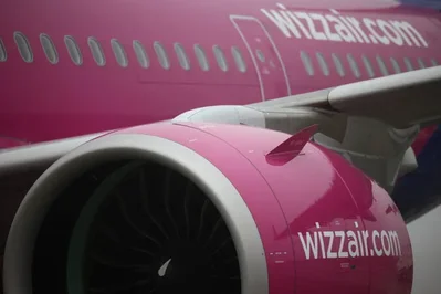Wizz Air reportó un beneficio operativo de 139.7 millones de euros en el año fiscal, superando las expectativas de los analistas e impulsando sus acciones más de un 4 por ciento. La aerolínea advirtió de menores ingresos a corto plazo debido a la suspensión de rutas por el conflicto en Irán.