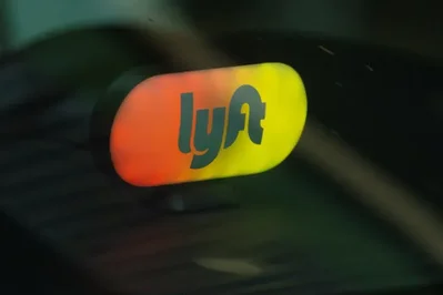 Lyft และ Uber ได้ยื่นฟ้องต่อศาลรัฐบาลกลางในแมนแฮตตันเพื่อระงับกฎหมายฉบับใหม่ที่สั่งห้ามบริษัทผู้ให้บริการเรียกรถผ่านแอปพลิเคชันเลิกจ้างคนขับโดยไม่มีเหตุอันควร โดยทั้งสองบริษัทโต้แย้งว่ากฎหมายดังกล่าวบีบบังคับให้บริษัทต้องเก็บคนขับที่ไม่ปลอดภัยไว้ในระบบและเป็นการละเมิดสิทธิตามรัฐธรรมนูญ