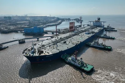 Saudi Aramco จะจัดส่งน้ำมันดิบประมาณ 12 ล้านบาร์เรลให้แก่ลูกค้าในจีนสำหรับเดือนกรกฎาคม เนื่องจากราคาน้ำมันที่อยู่ในระดับสูงและความขัดแย้งในภูมิภาคส่งผลกระทบต่อความต้องการ โรงกลั่นรายใหญ่อย่าง Sinopec เลือกที่จะไม่ซื้อน้ำมันเป็นเดือนที่สองติดต่อกัน โดยหันไปใช้ทางเลือกอื่นที่มีราคาถูกกว่าและดึงน้ำมันจากคลังสำรองในประเทศมาใช้แทน
