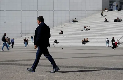フランスの年金諮問委員会は、出生率の下方修正により年金制度の赤字が2070年までにGDPの2.4%に達すると警告しました。当局者は、長期的な財政圧力を管理するためには定年延長が最も実行可能な解決策であると示唆しています。