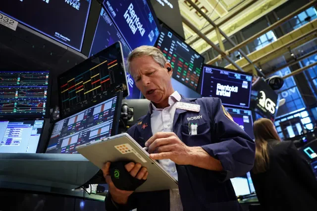 เทรดเดอร์ปฏิบัติงานบนพื้นการซื้อขาย ณ ตลาดหลักทรัพย์นิวยอร์ก (NYSE) ในนครนิวยอร์ก สหรัฐอเมริกา วันที่ 8 มิถุนายน 2026 REUTERS/Brendan McDermid