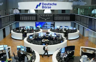 木曜日の欧州株式市場でSTOXX 600指数は0.5パーセント上昇しました。ECBがインフレ抑制を目的に政策金利を25ベーシスポイント引き上げた一方で、テクノロジーやファッション関連株が買われました。一方で、地政学的な不透明感や企業の業績見通しの修正を背景に、ソフトウェアや金融セクターは下押し圧力にさらされています。