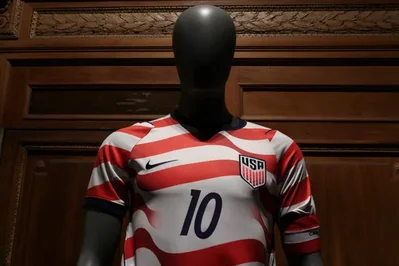 Nike equipará a doce selecciones nacionales y renovará mercancía en miles de tiendas para recuperar cuota de mercado durante la Copa del Mundo. El CEO Elliott Hill busca restablecer relaciones mayoristas y contrarrestar la caída proyectada de ingresos ante la mayor competencia con Adidas.