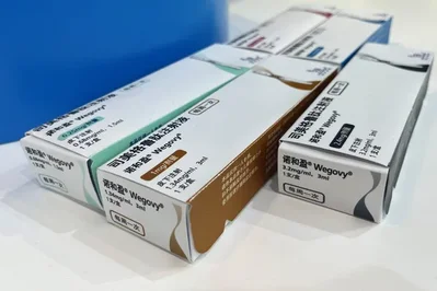 Gigantes farmacéuticos y firmas biotecnológicas impulsan una nueva ola de tratamientos orales e inyectables contra la obesidad para desafiar el dominio de Novo Nordisk y Eli Lilly. Analistas prevén que las ventas anuales del sector alcancen los 100.000 millones de dólares en la próxima década.